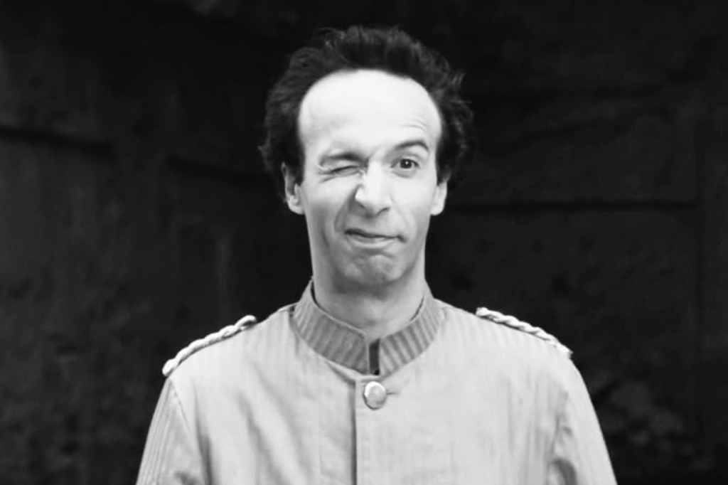 Imagem de um homem piscando vestindo um uniforme.