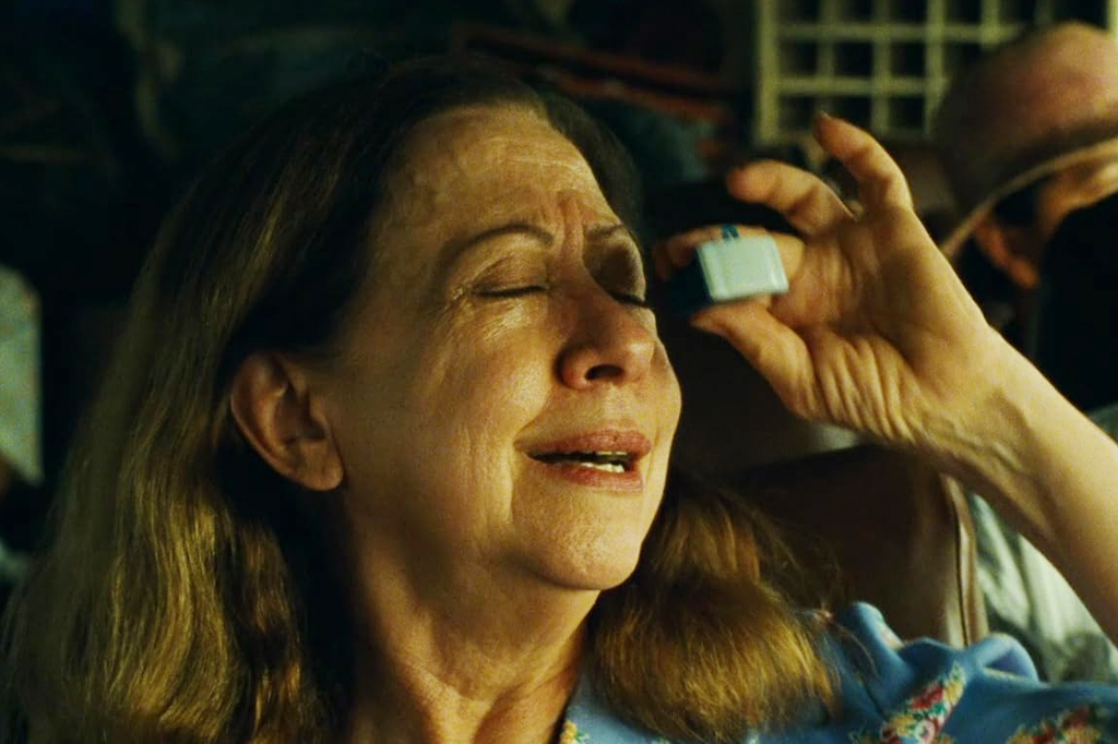 Imagem de uma mulher emocionada usando um mon&oacute;culo.