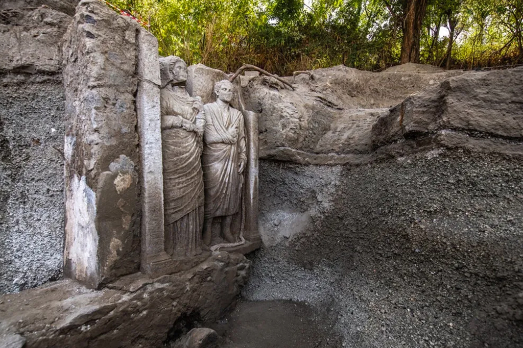 Estátuas funerárias raras são descobertas em Pompeia