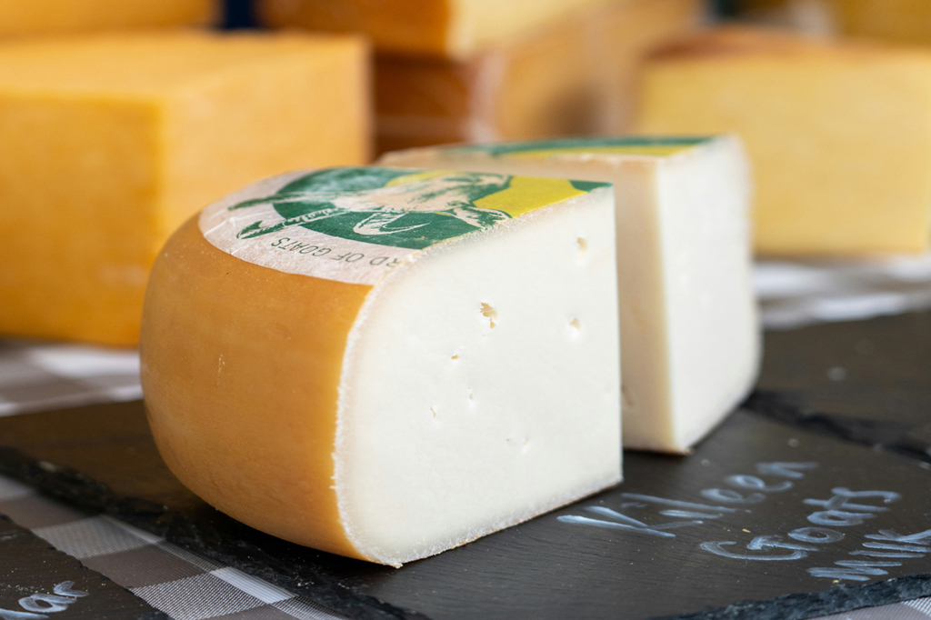 Por que o queijo fatiado vai ficando duro na geladeira?