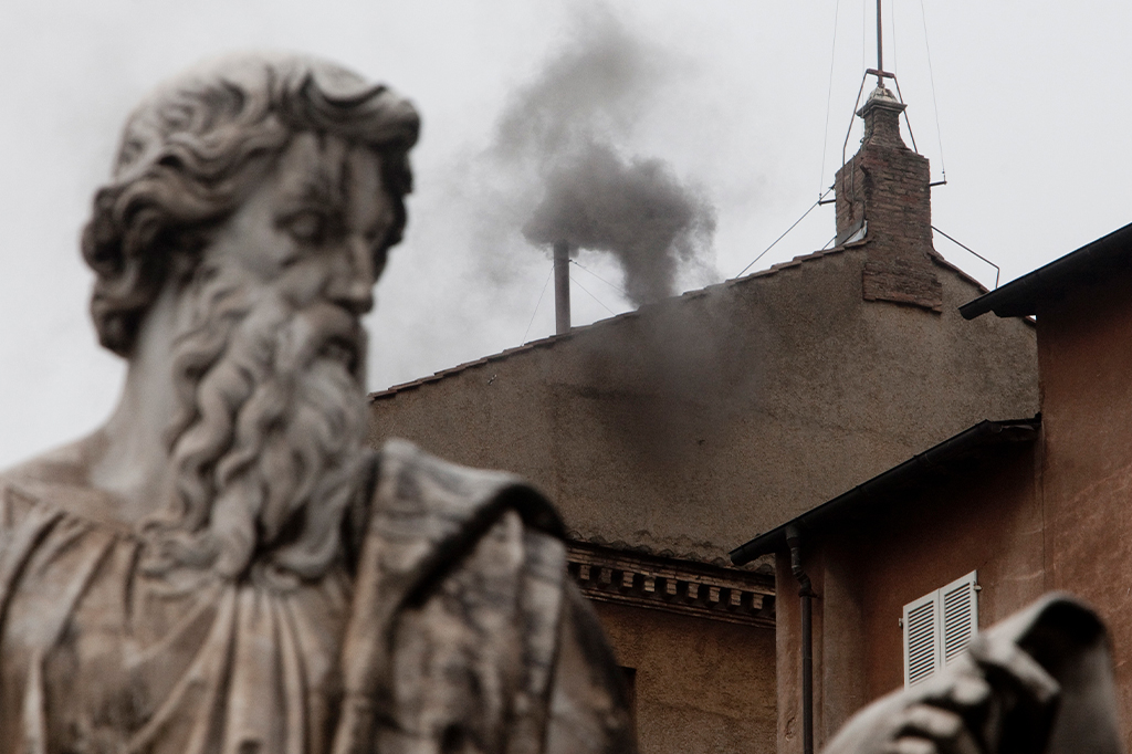 Três anos de fumaça cinza: os bastidores do conclave mais longo da história