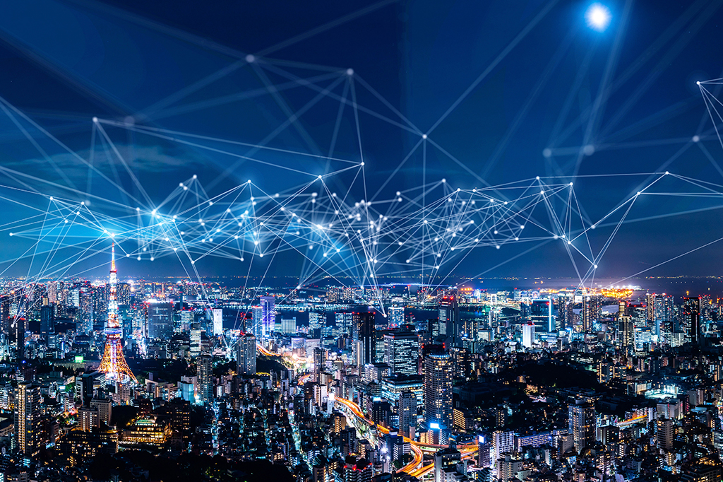 Fotografia ilustrativa de linhas no céu representando a internet do Japão.