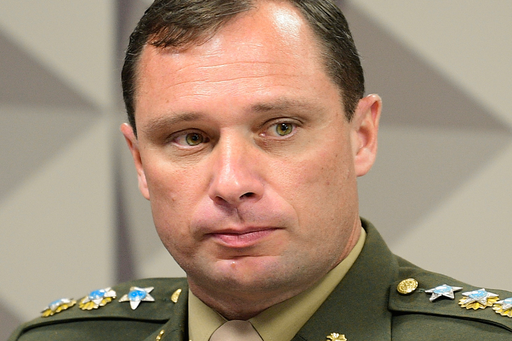 Imagem de um militar com patente de coronel.