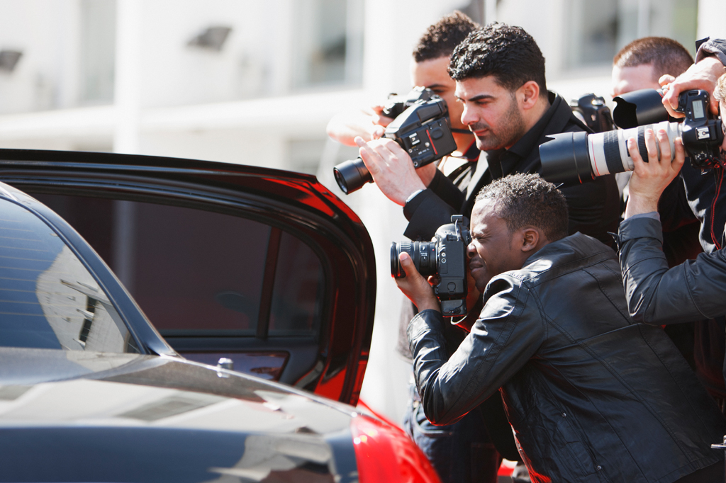 Qual a origem da palavra “paparazzi”?