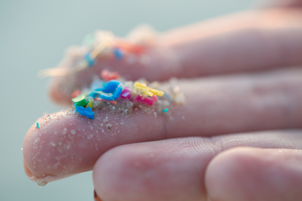 Microplásticos já estão no ar do mundo inteiro, aponta estudo