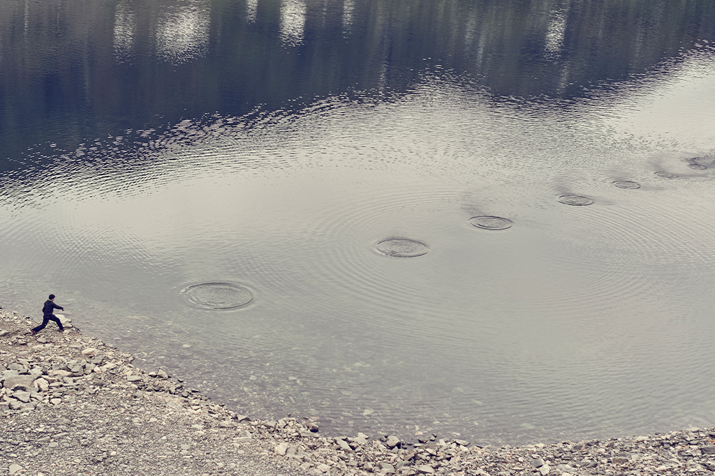 Entenda o escândalo da competição mundial de fazer pedras quicarem na água